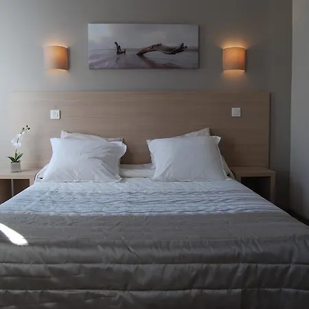 Logis Restaurant Du Midi - Centre Hotel 2*