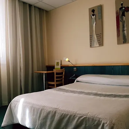 Logis Restaurant Du Midi - Centre Hotel