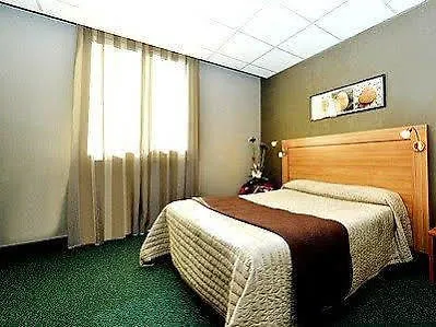 Отель Logis Restaurant Du Midi - Centre 2*