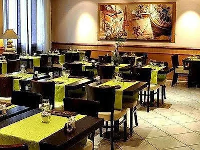 Отель Logis Restaurant Du Midi - Centre 2*