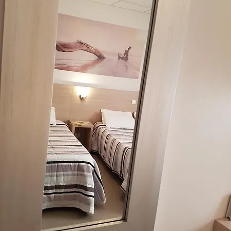 호텔 Logis Restaurant Du Midi - Centre 2*