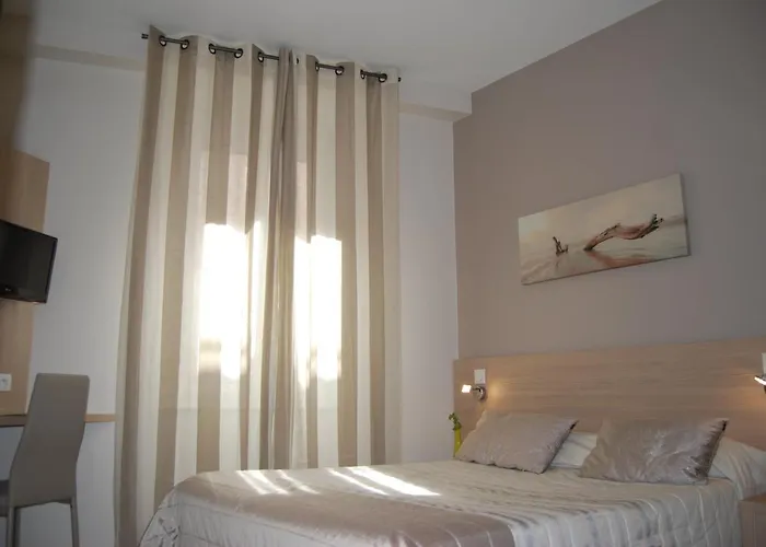 Logis Restaurant Du Midi - Centre