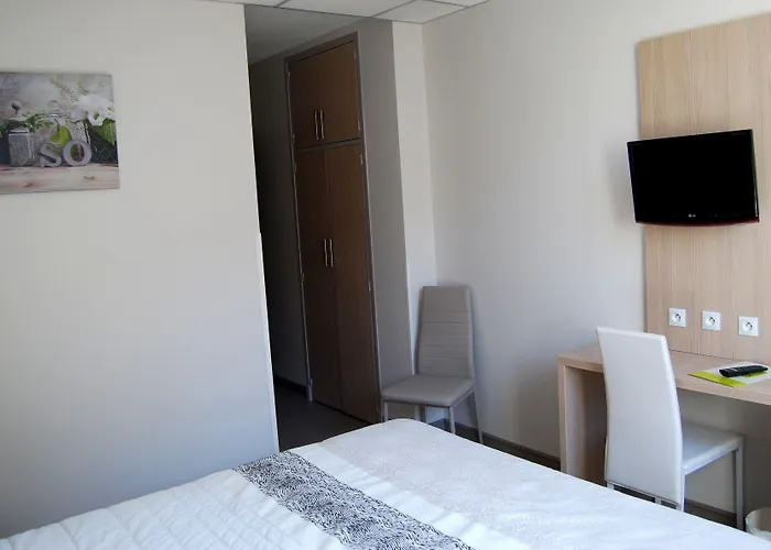 Logis Restaurant Du Midi - Centre Hotel