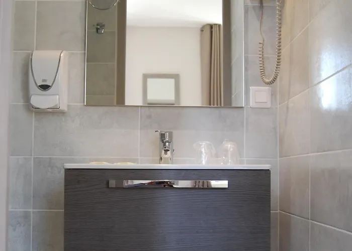 Hotel Logis Restaurant Du Midi - Centre