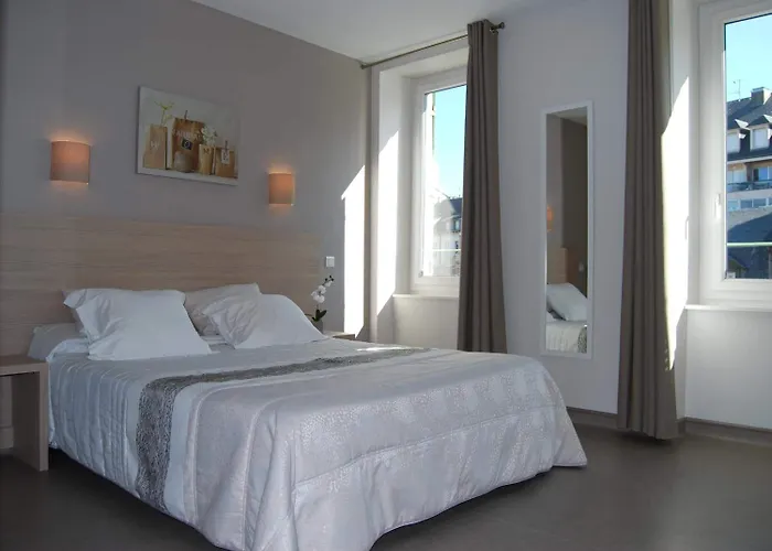 Hotel Logis Restaurant Du Midi - Centre 2*