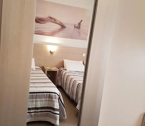 Hotel Logis Restaurant Du Midi - Centre 2*