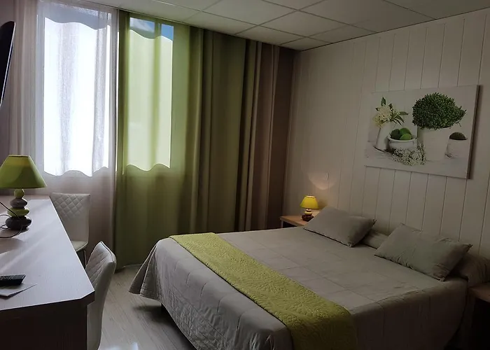 Hotel Logis Restaurant Du Midi - Centre