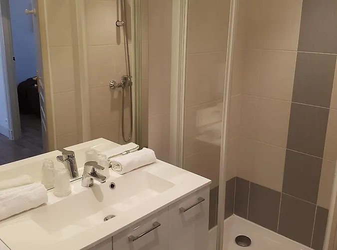 Logis Restaurant Du Midi - Centre Hotel 2*